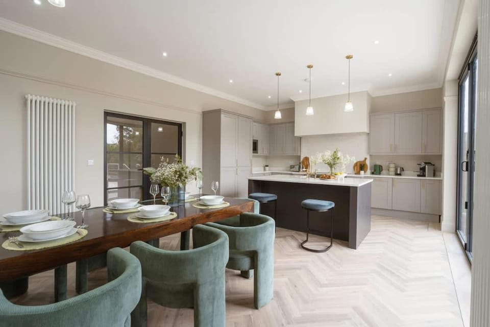 Our House Collective - Luxury Stay in Lincoln City Centre, Hot tub, Sleeps 16 House in Lincoln