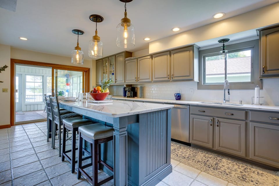 Lakefront Syracuse Home with Deck and Private Dock! House in Indiana