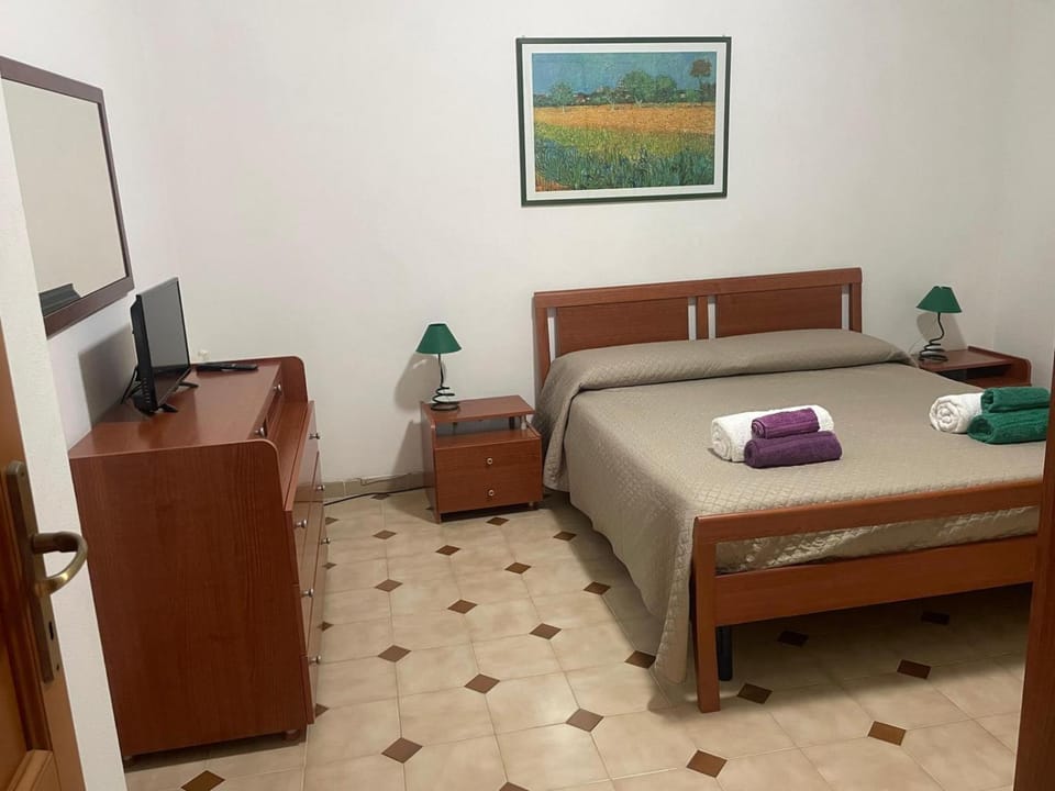 Bed, TV and multimedia, Photo of the whole room, Bedroom, hair dresser, towels