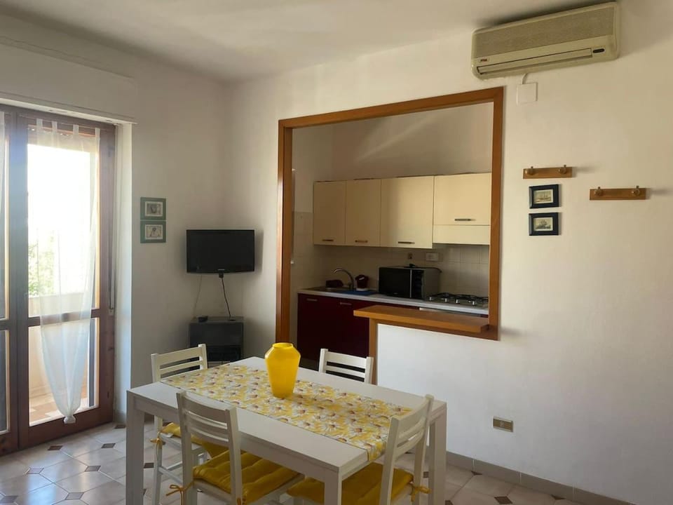 TV and multimedia, Kitchen or kitchenette, Dining area, minibar, oven, stove, air conditioner