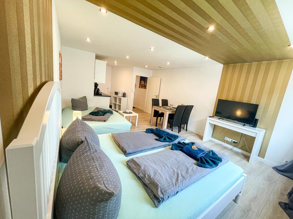 Communal lounge/ TV room, Bed, TV and multimedia, Living room, Photo of the whole room, Seating area, Evening entertainment, Bedroom