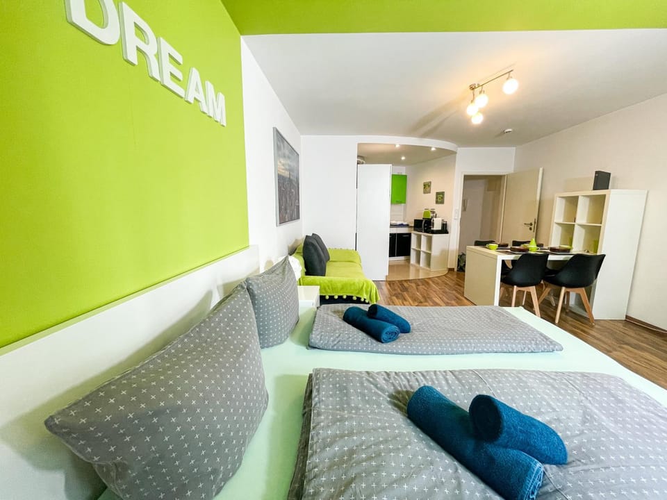 Bed, Kitchen or kitchenette, Living room, Photo of the whole room, Seating area, Dining area, Bedroom, oven, towels