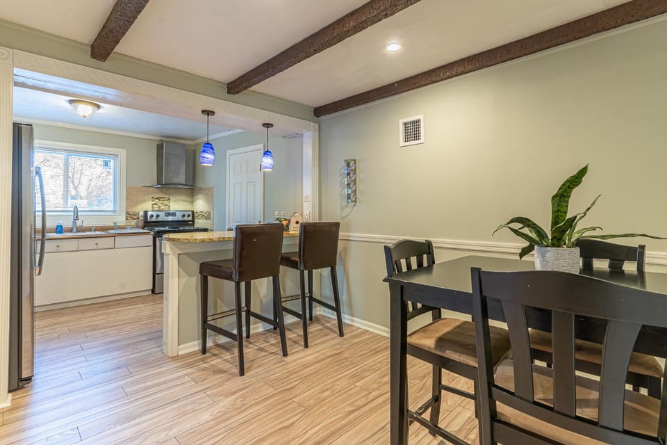 Kitchen or kitchenette, Seating area, Dining area