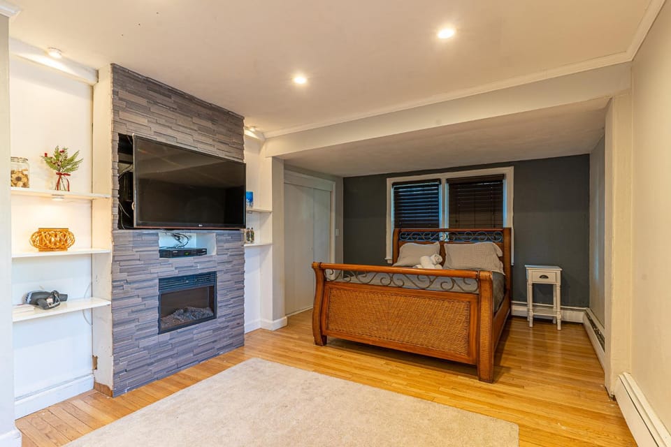 Bedroom, flat iron