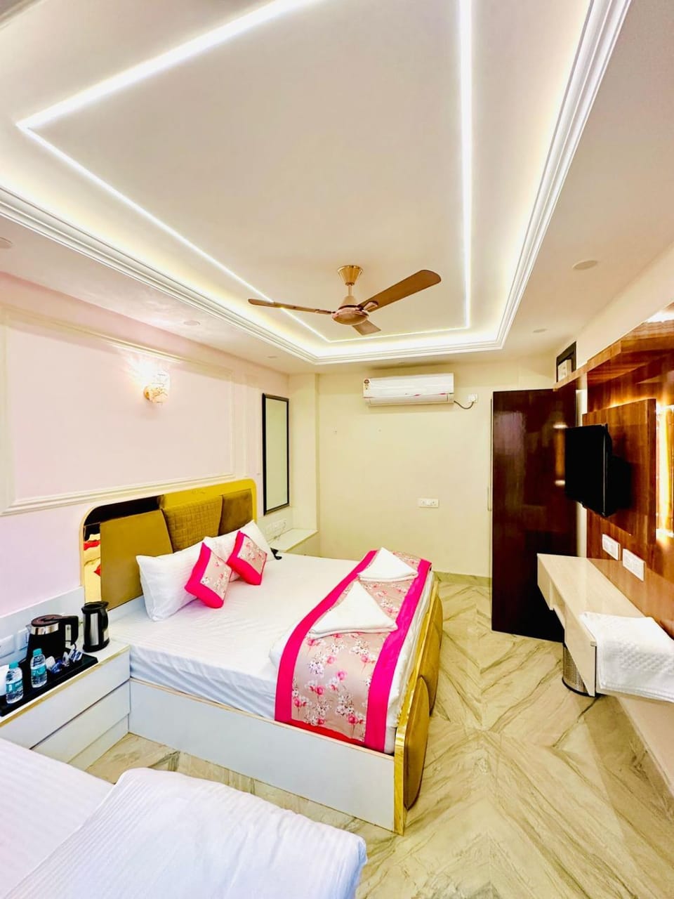 TV and multimedia, Photo of the whole room, Bedroom, wardrobe, air conditioner