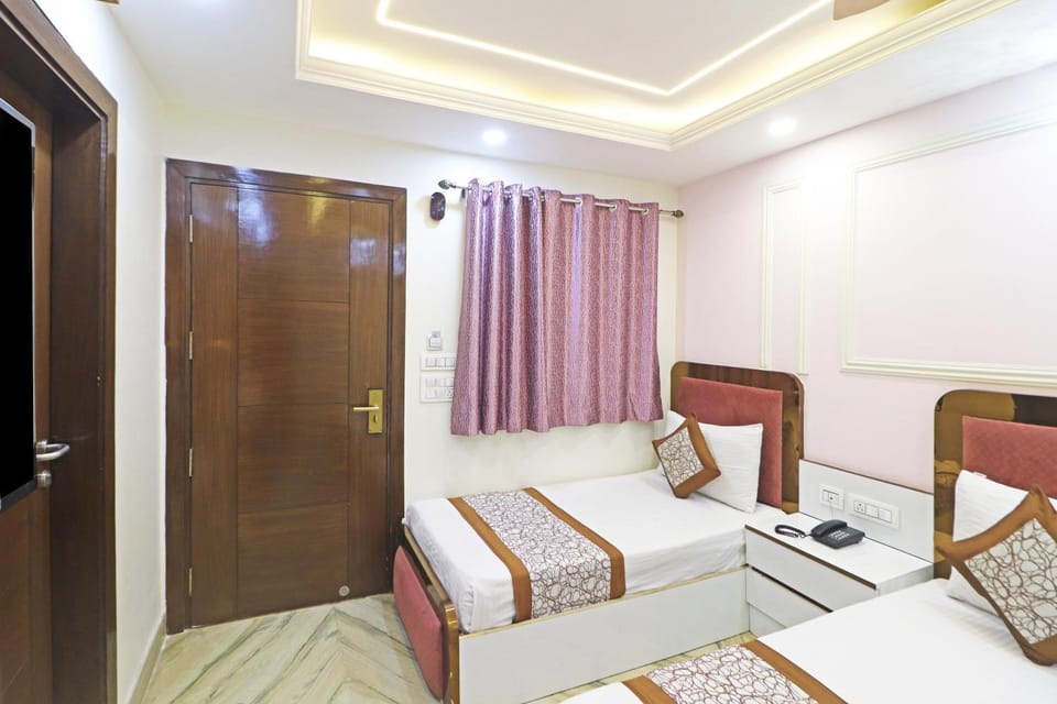 Bed, TV and multimedia, Photo of the whole room, Seating area, Bedroom, air conditioner