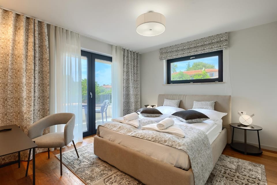 Bed, TV and multimedia, Photo of the whole room, Bedroom, towels