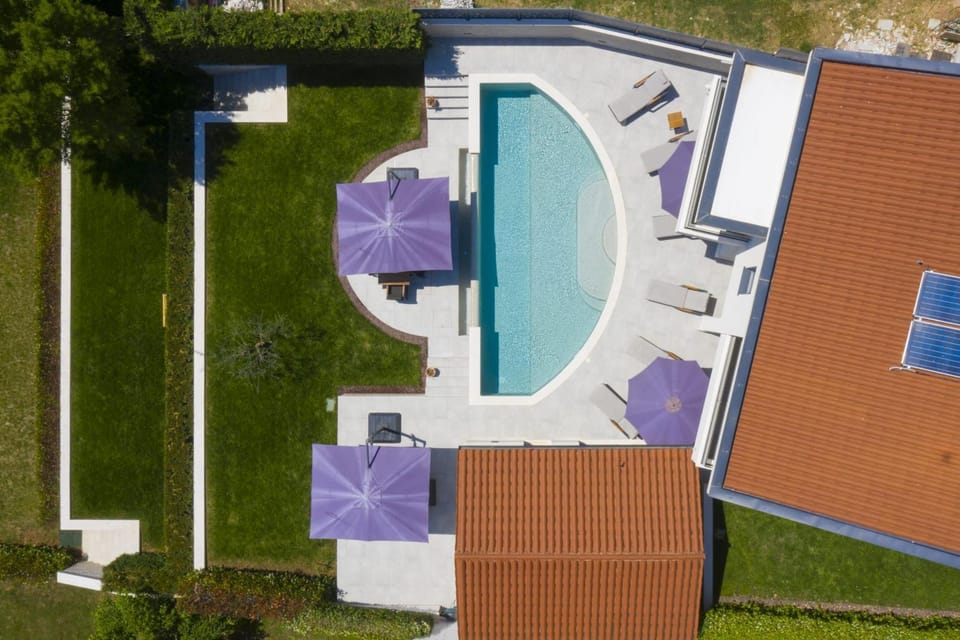 Property building, Patio, Neighbourhood, Garden, Swimming pool, Location