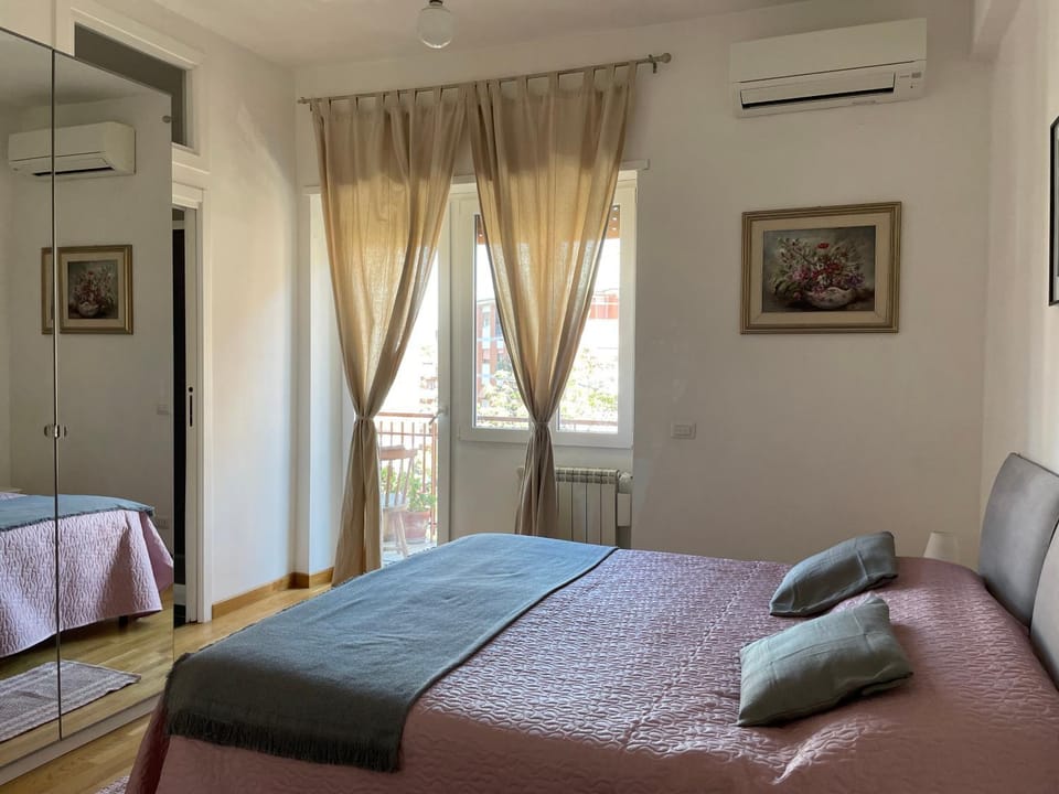 Bedroom, air conditioner