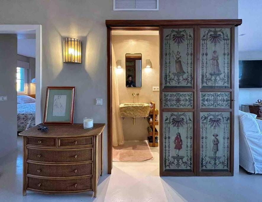 Bathroom, Photo of the whole room