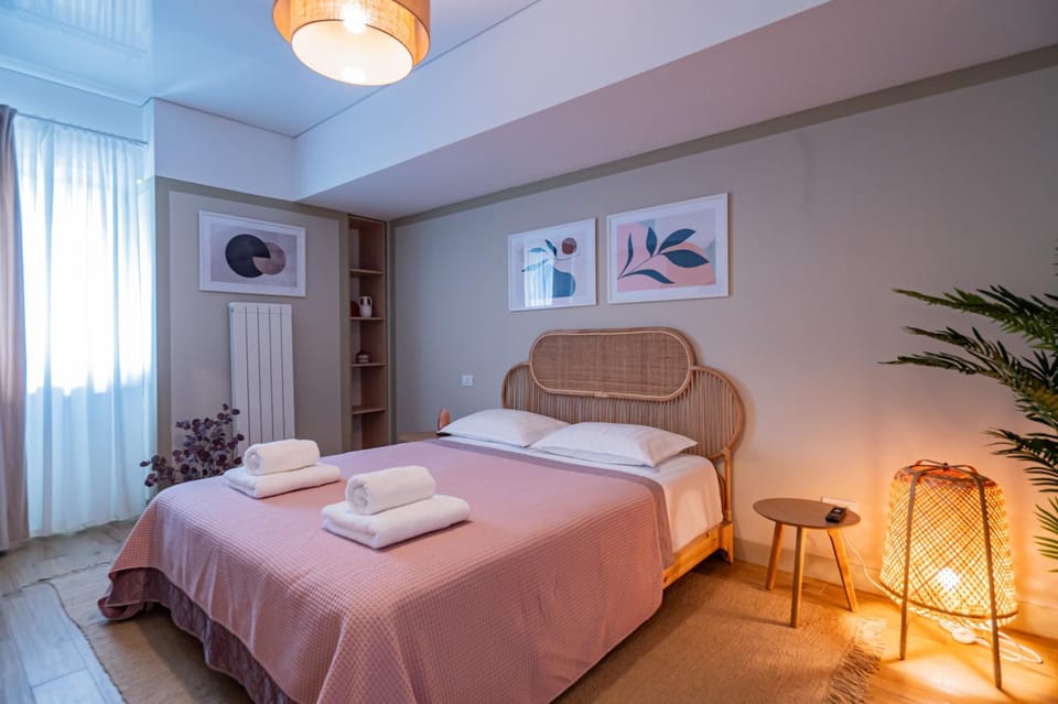 Bed, TV and multimedia, Photo of the whole room, Seating area, Bedroom, furniture, towels