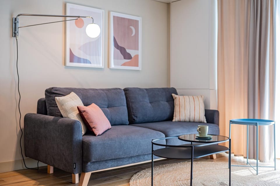 TV and multimedia, Kitchen or kitchenette, Living room, Seating area, furniture, air conditioner