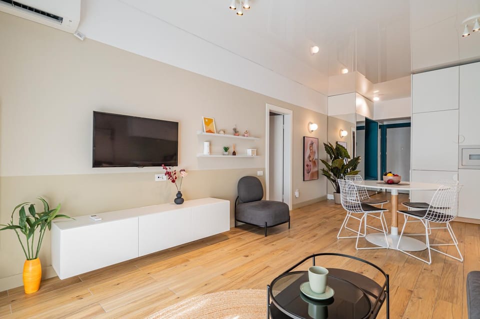 TV and multimedia, Kitchen or kitchenette, Living room, Seating area, Dining area, air conditioner