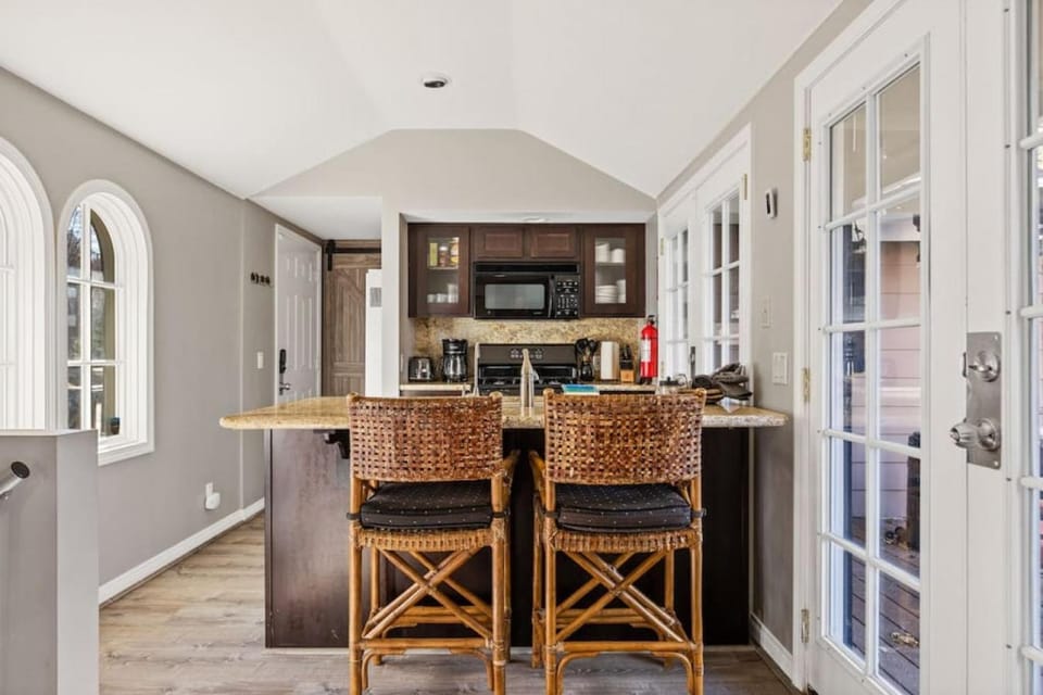 TV and multimedia, Kitchen or kitchenette, Living room, Seating area, Dining area
