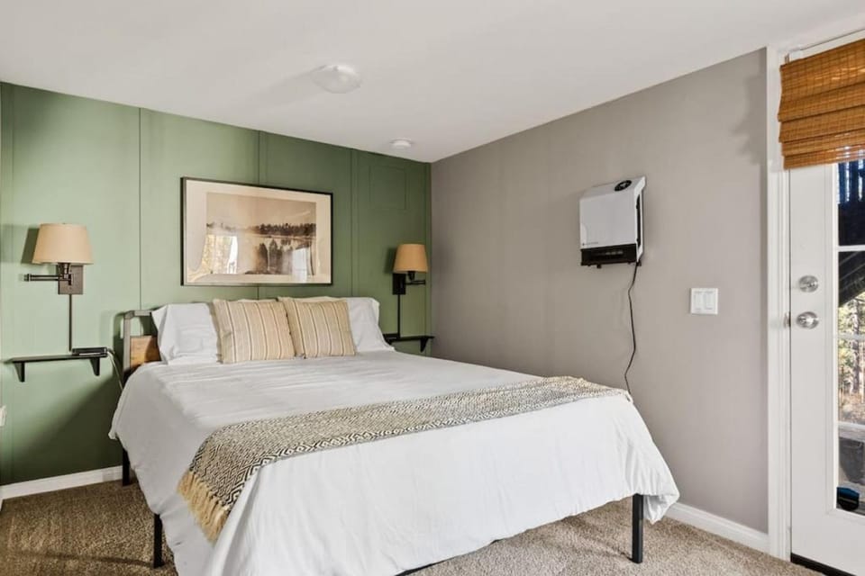 Bed, TV and multimedia, Photo of the whole room, Bedroom, wardrobe