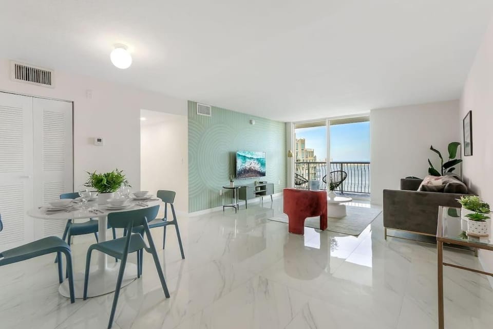 Brickell Bay View Oasis with Pool Hot Tub and Gym House in Brickell
