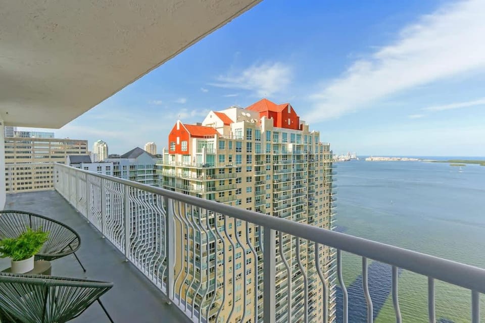 Brickell Bay View Oasis with Pool Hot Tub and Gym House in Brickell