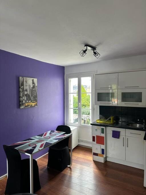 Kitchen or kitchenette, Dining area, minibar