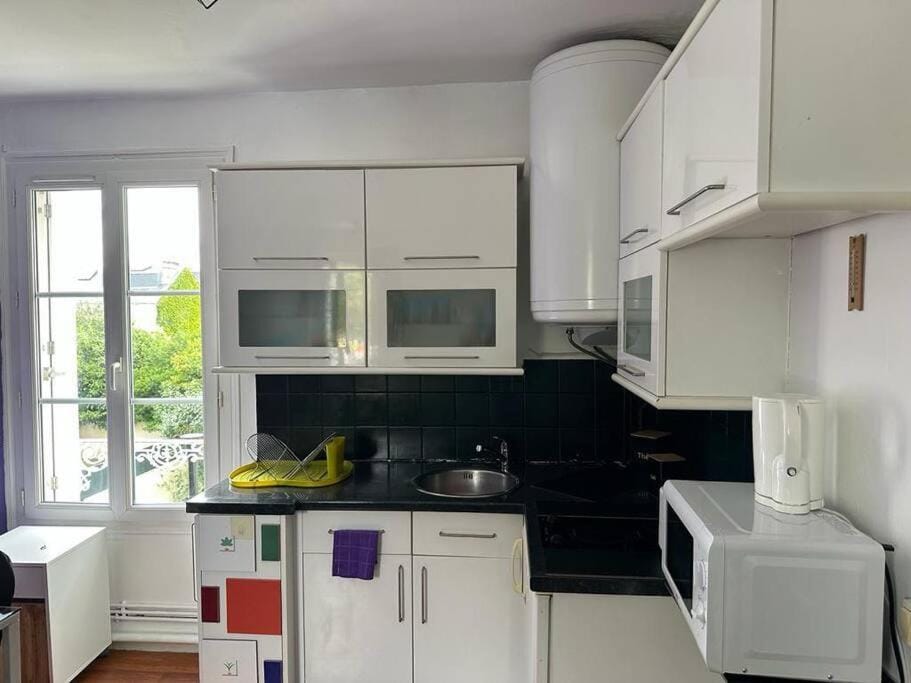 Kitchen or kitchenette, dishwasher, oven