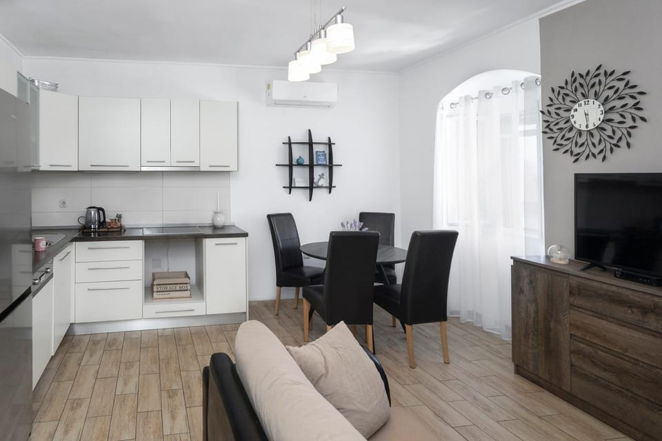 TV and multimedia, Kitchen or kitchenette, Living room, Seating area, Dining area, stove