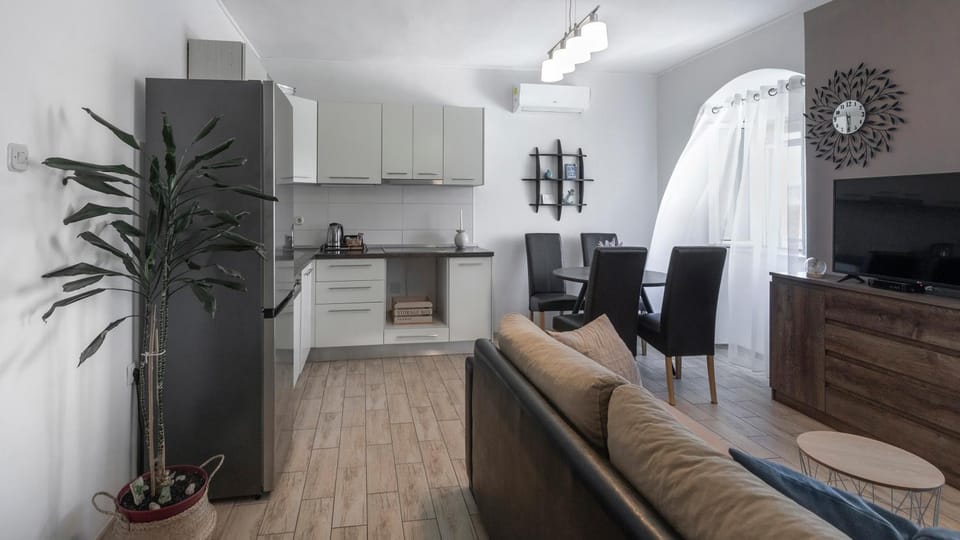 TV and multimedia, Kitchen or kitchenette, Living room, Seating area, Dining area, stove