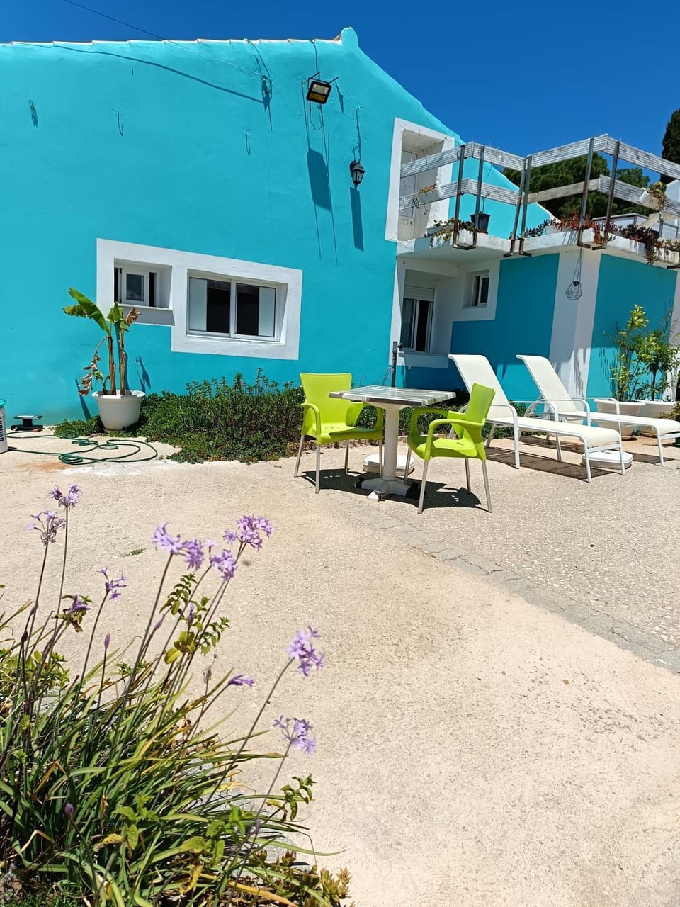 Property building, Patio, Day, Garden, Garden view, sunbed