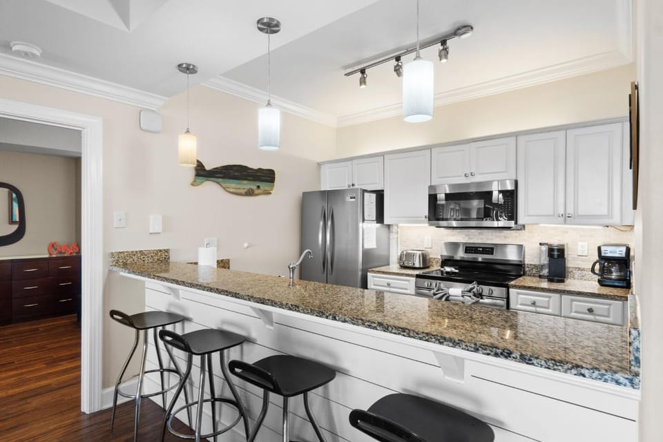 Coffee/tea facilities, Kitchen or kitchenette, Dining area, dishwasher, minibar, oven, stove, toaster