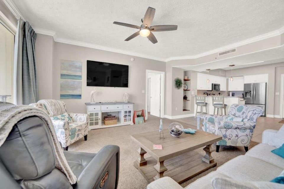 TV and multimedia, Kitchen or kitchenette, Living room, Seating area, minibar