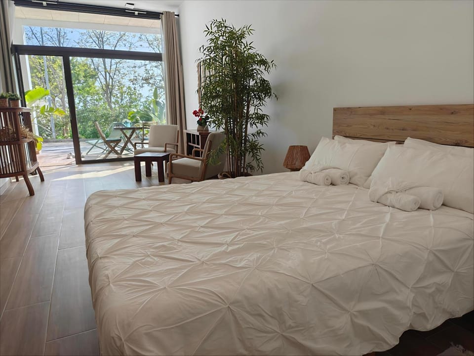 Bed, Living room, Photo of the whole room, Seating area, Bedroom
