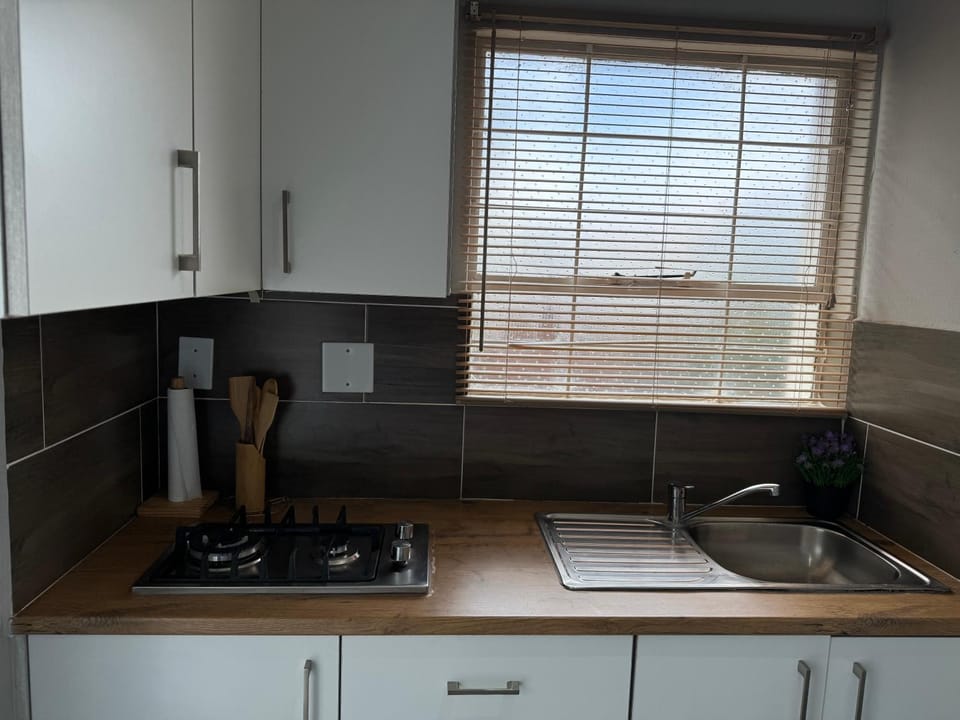 Spacious stay-in bachelor apartment Apartment in Gauteng