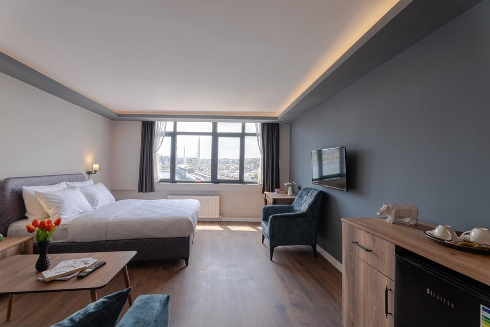 Bed, Seating area