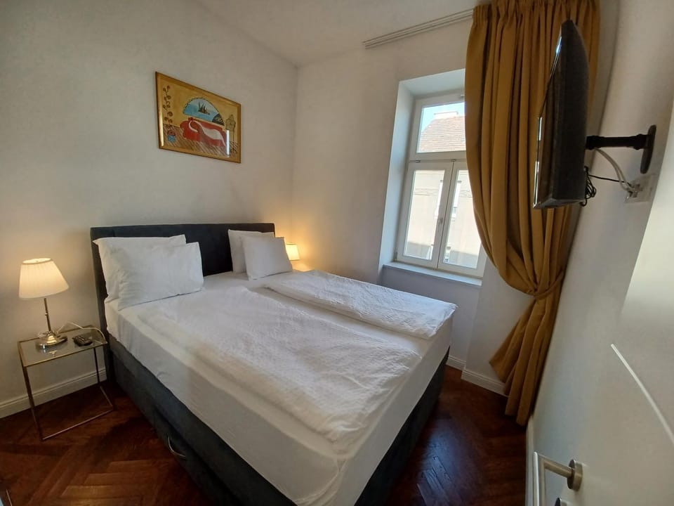 TV and multimedia, Photo of the whole room, Bedroom