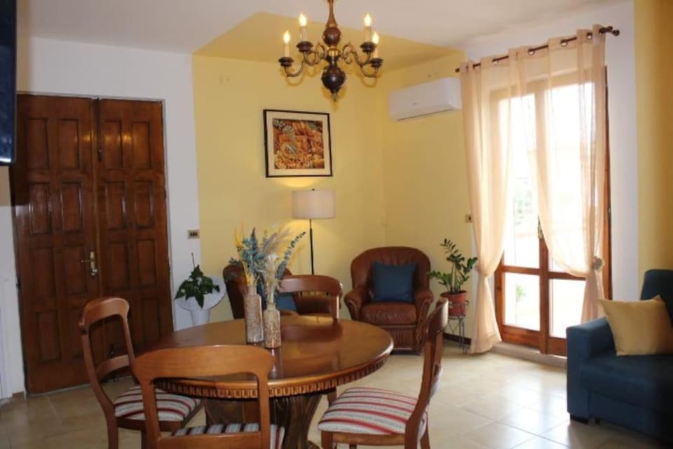 Living room, Seating area, Dining area, air conditioner