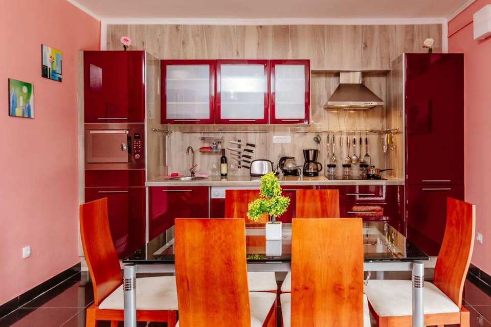 Kitchen or kitchenette, Dining area
