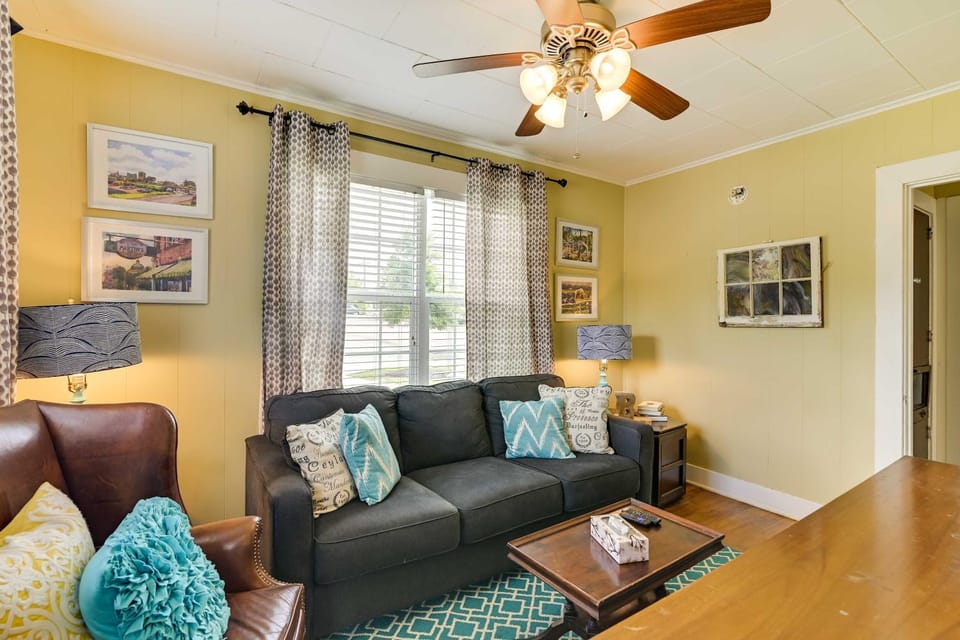 Charming Abode ~ 2 Mi to Mississippi State Campus! Apartment in Starkville