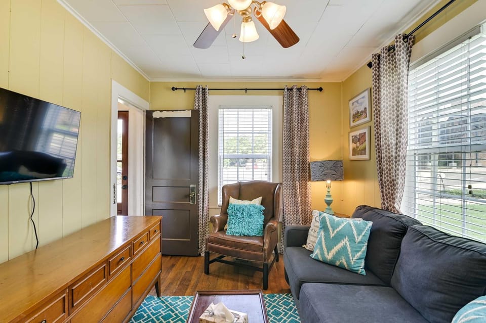 Charming Abode ~ 2 Mi to Mississippi State Campus! Apartment in Starkville