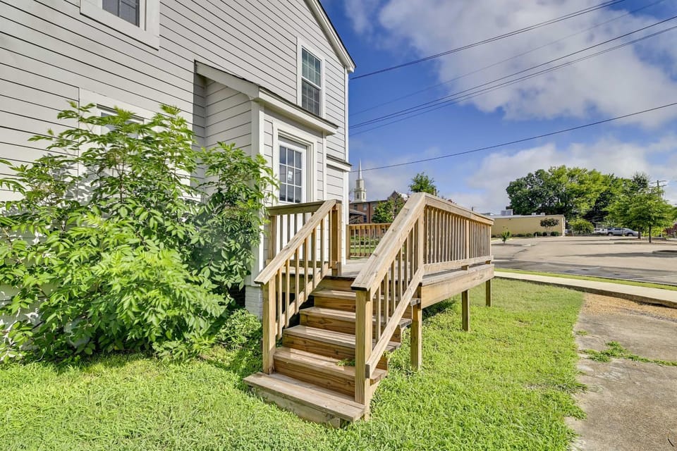 Charming Abode ~ 2 Mi to Mississippi State Campus! Apartment in Starkville