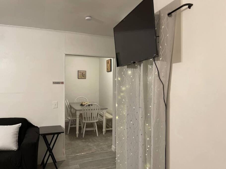 Kitchen or kitchenette, Seating area, Dining area