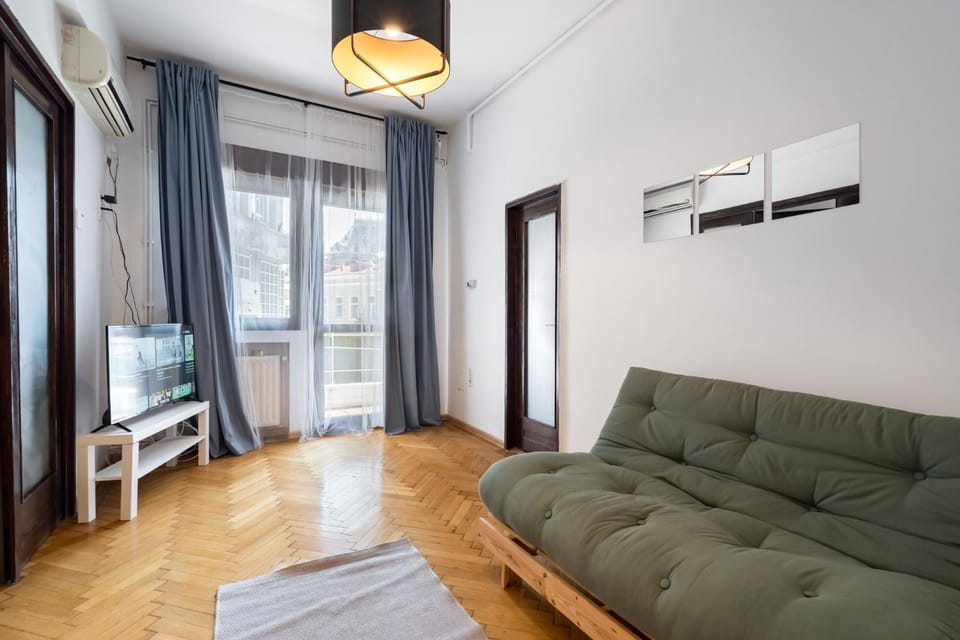 TV and multimedia, Living room, Seating area, internet, air conditioner