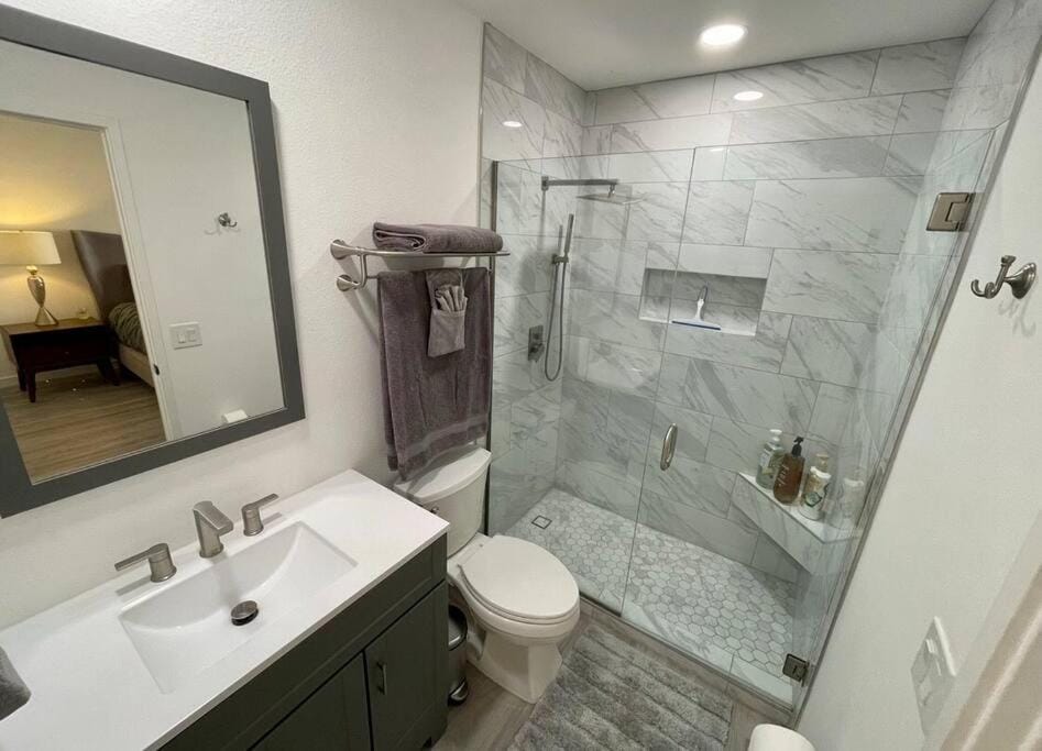 Shower, Toilet, Bathroom, Bath, towels