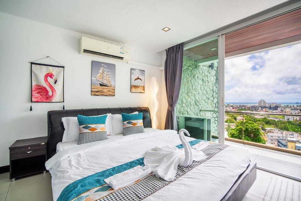 Bed, View (from property/room), Balcony/Terrace, Living room, Photo of the whole room, Bedroom, City view