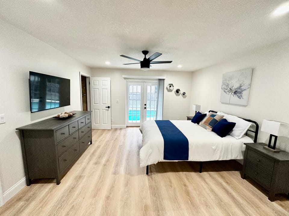Superhost FREE Heated Pool 9 minutes to MCO 15 minutes to Disney Sleeps 8 House in Kissimmee