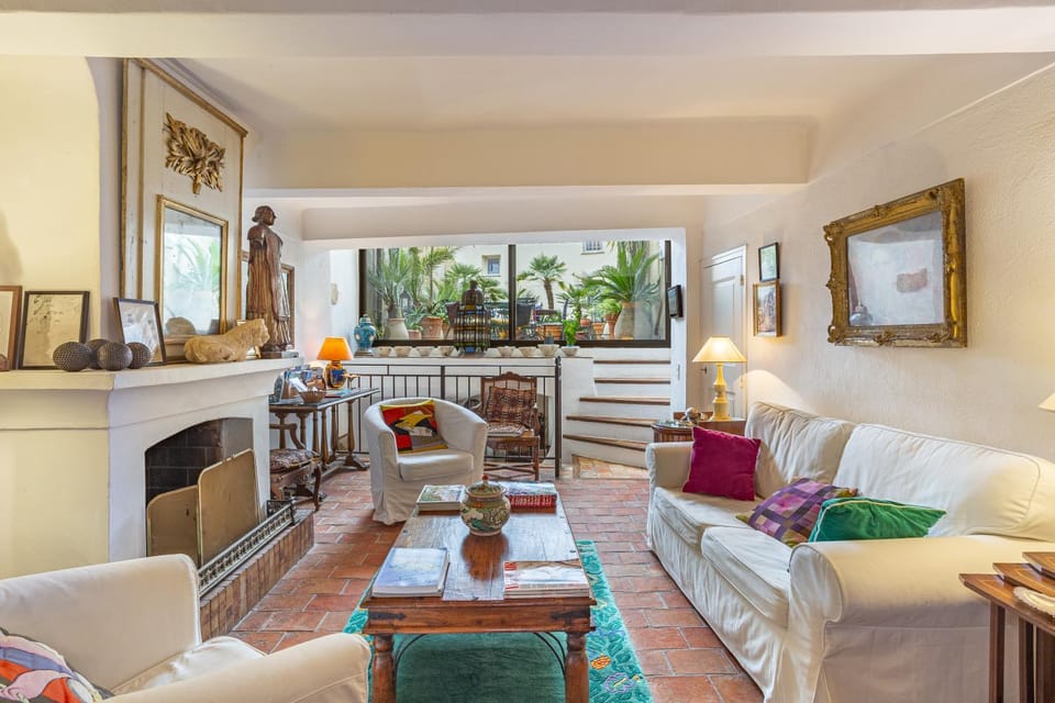 Communal lounge/ TV room, Library