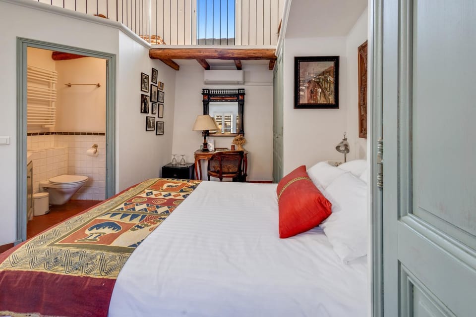 Bed, Bathroom, Photo of the whole room, Bedroom