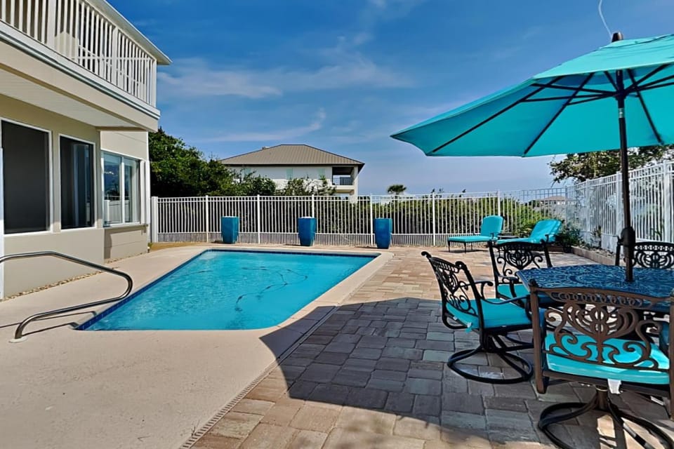 Property building, Patio, Balcony/Terrace, Dining area, Swimming pool
