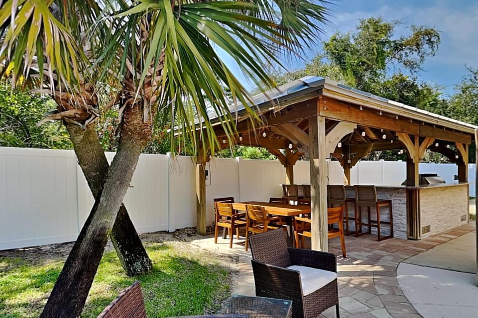 Patio, Garden, Seating area, Dining area