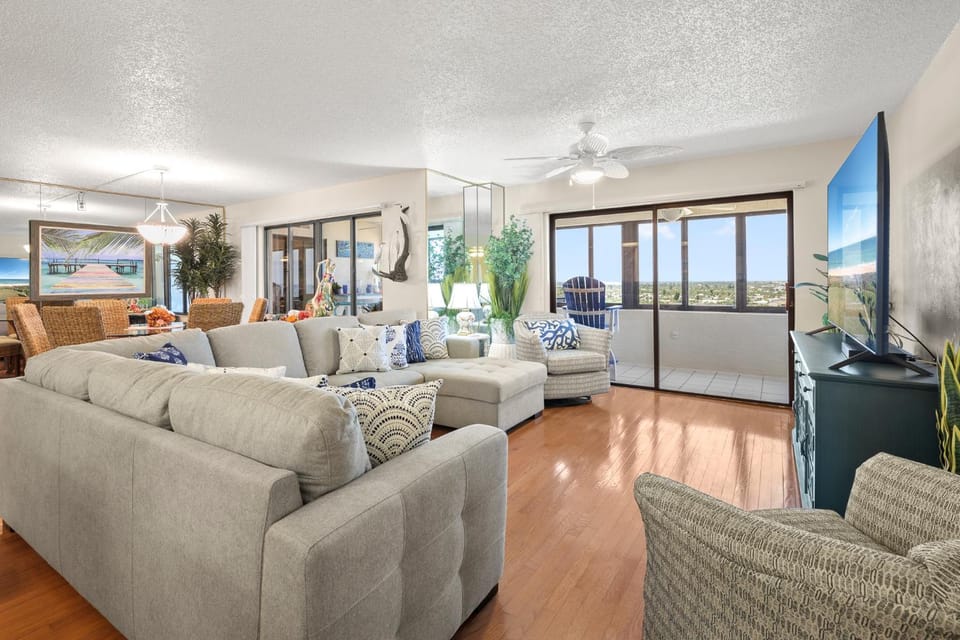 TV and multimedia, Balcony/Terrace, Living room, Seating area, furniture
