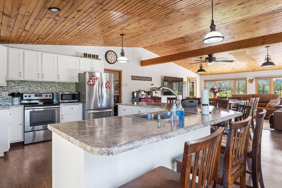 Kitchen or kitchenette, Dining area, dishwasher, minibar, pet friendly, stove
