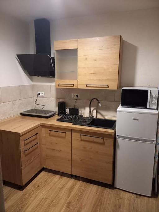 Przytulny Apartament z Balkonem Apartment in Lower Silesian Voivodeship