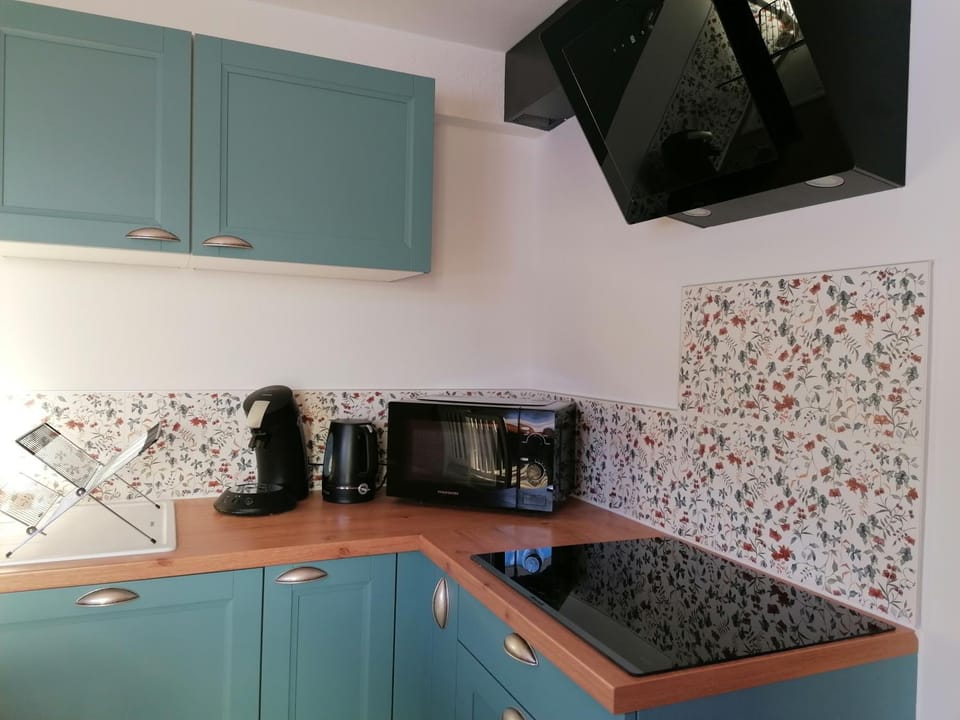 Coffee/tea facilities, Kitchen or kitchenette, stove